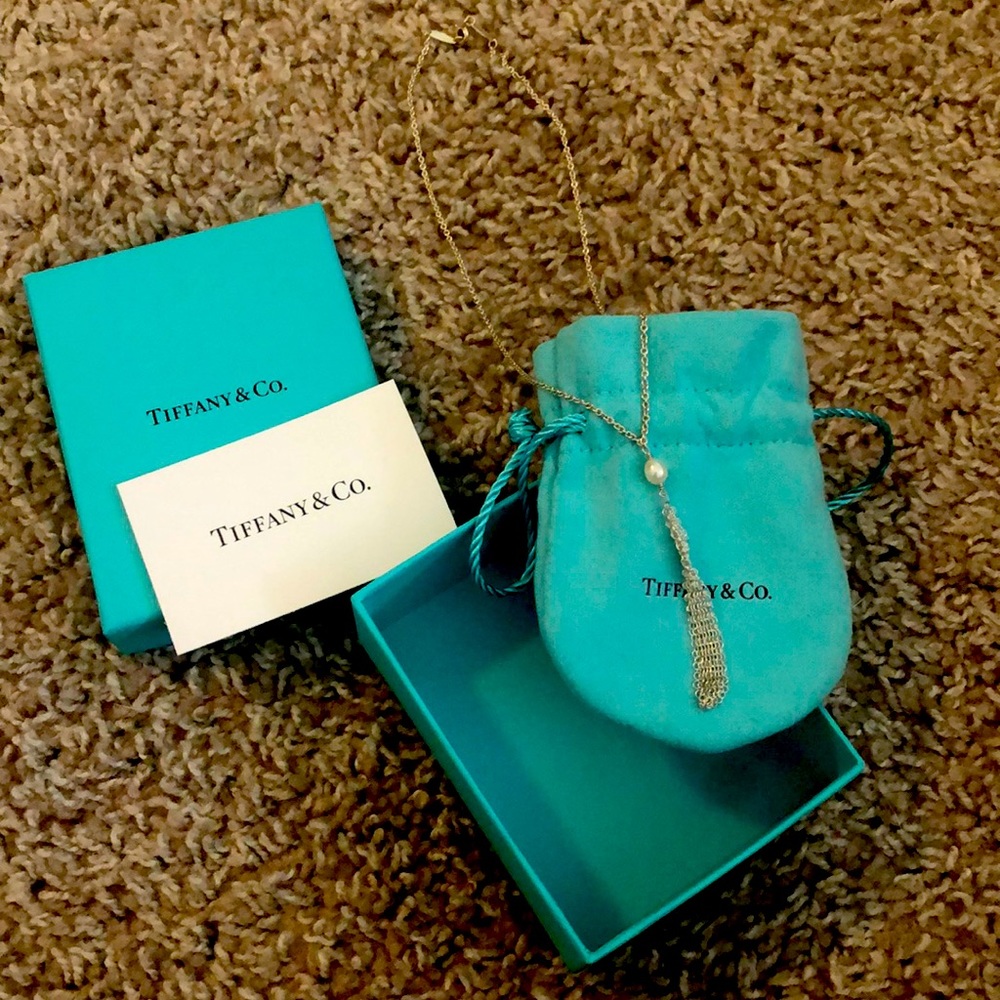 This is real Tiffany & co. It’s a real pearl necklace